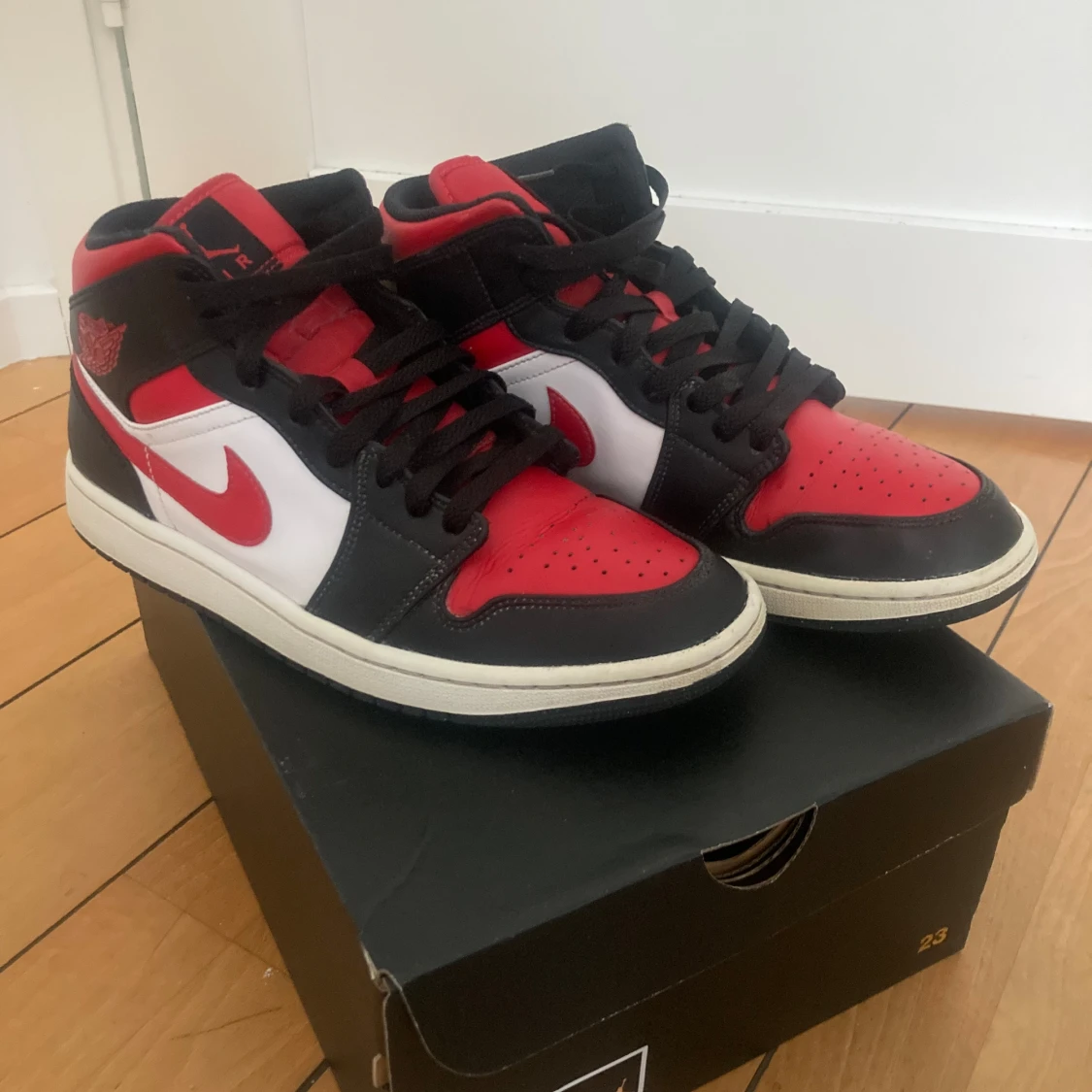 2 par Jordan 1 Mid skor