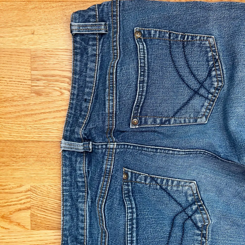 Blåa lowaist bootcut jeans 🩵💙. Jeans & Byxor.