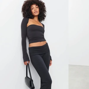 Topp från Gina tricot  - Säljer denna tröjan då den inte kommer till användning, använd Max 5 gånger, kom privat för fler bilder, skicket är inprencip som helt nytt! Ganska liten i stolek, så skulle säger att den är som stolek M