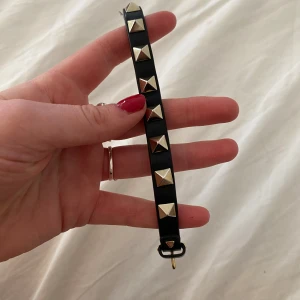 Valentino armband - Säljer mitt supersnygga valentino armband! Armbandet är i bra skick bara att bandet har gått upp lite som man kan se på sista bilden. Äktahetsbevis tillkommer💓