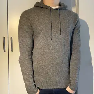 Hej säljer denna Tommy hilfiger Kashmir hoodie i super bra skick😊