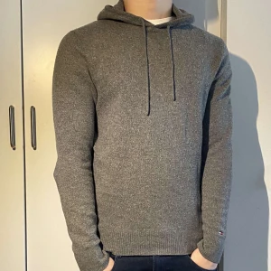 Tommy hilfiger  - Hej säljer denna Tommy hilfiger Kashmir hoodie i super bra skick😊