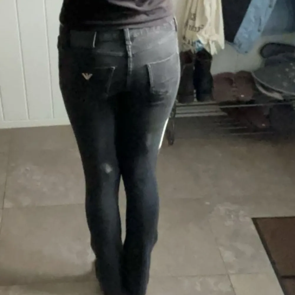 Svarta lågmidjade bootcut jeans från armani bra skick, säljer för att de inte längre passar Jag är runt 168 cm lång Innebenslängd: 77cm Midjemått: ca 36 cm rakt över. Jeans & Byxor.