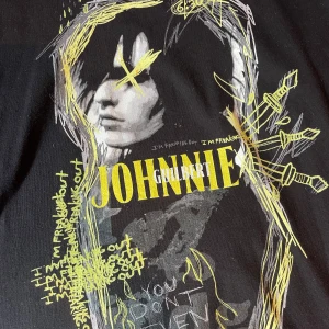 Johnnie Guilbert merch - Bra skick använd bara ett få tal gånger för 2 år sen. Officiell merch från hans Websida :3 