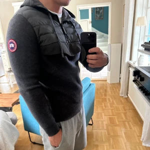 Canada Goose Hybridjacka - Riktigt fet stickad hybridjacka från Canada Goose! Den är i perfekt skick, inga defekter! Nypris ligger på ca 4-5 tusen. Skriv för frågor!