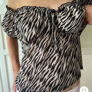 Zebra topp - Köpt på vinted, lånade bilder. Pris kan diskuteras 