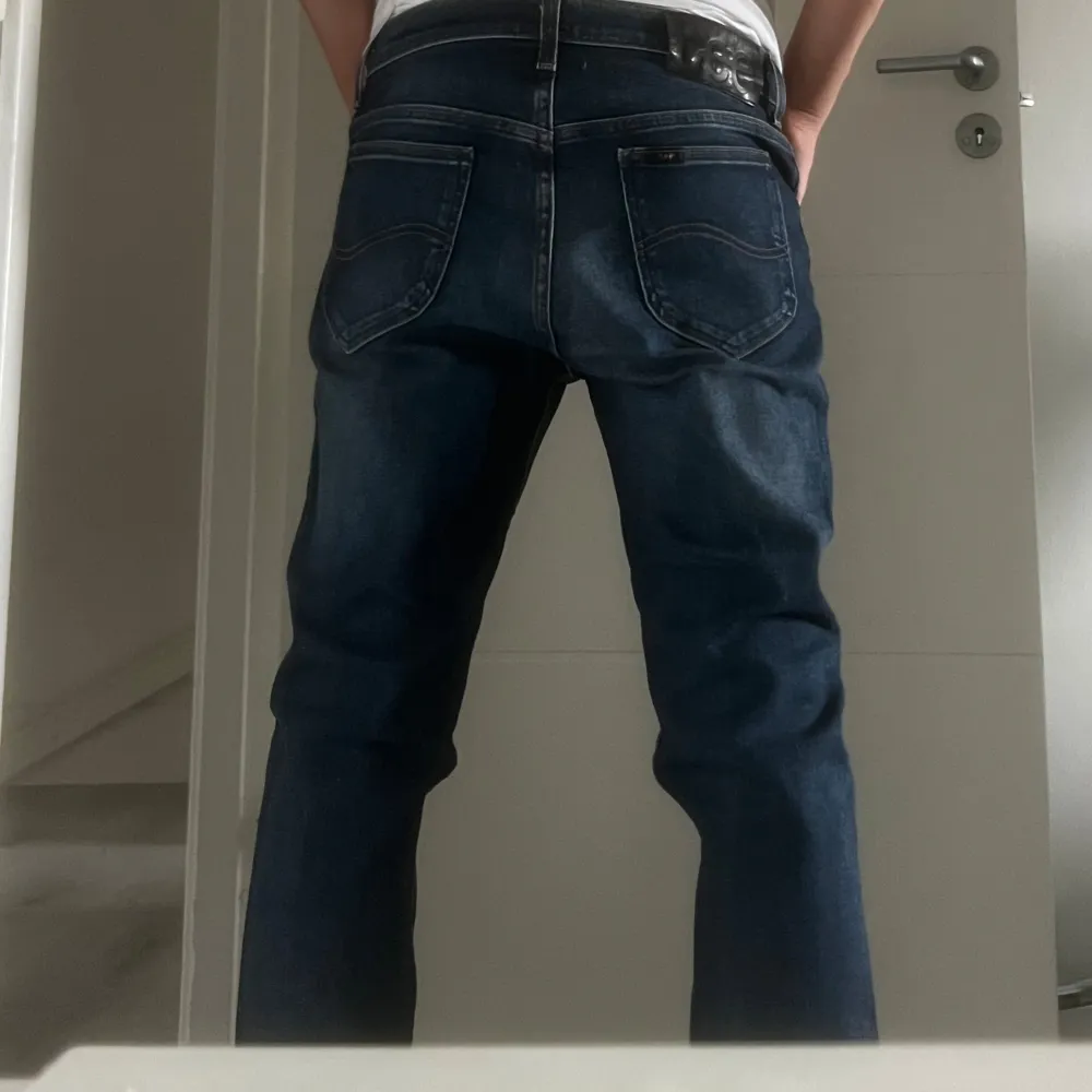 Säljer lee jeans väldigt fint skick storlek 30/32. Jeans & Byxor.