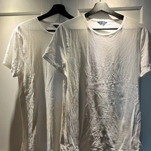 Riley t-shirt x2!! - 2st base t-shirts vita från Riley! Bägge kommer alltså tillsammans då man aldrig kan få nog av vita t-shirts!! Storlek: M Skick: 9/10 Går att diskutera paketpris om det även finns intresse för andra annonser jag har ute!!💸