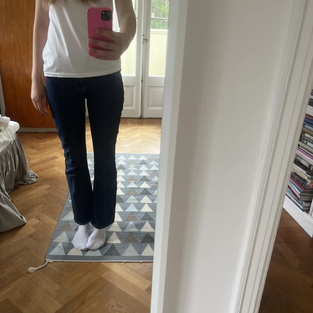 Säljer dessa supersnygga jeans från Gina Tricot då de är för små för mig, använt fåtal gånger och inga defekter☀️nypris över 350 kr. Jeans & Byxor.