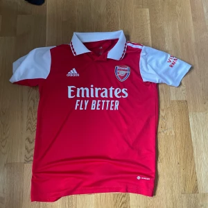 Arsenal tröja - Snygg tröja i helt nytt skick