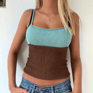 Stickat linne - Så gulligt stickat linne!! Turkos/blå och brunt🩵🤎 fint stickat material, bra kvalitet! Toppenskick! 🤎🩵🤎🩵