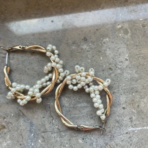 Guld örhängen  - Säljer mina guld örhängen då jag är guld tjej. Dem är inte jätte stora. Dem är i fin skick och när man har dem så känner man inget i öronen 💞