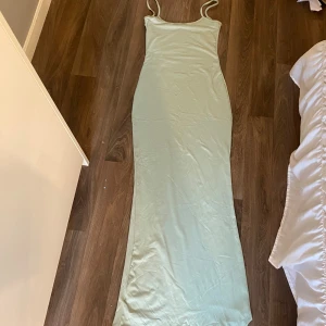 långklänning - en ljus/mint-grön tight långklänning 💚strl. xs men passar även s & m då den är väldigt väldigt stretchig