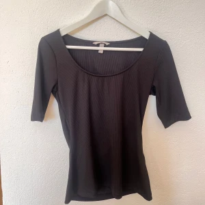 Topp - Säljer denna figursydda toppen från H&M💕 super snygg till allt och sitter super fint på kroppen! Säljer för ej kommits till andvändning. Skriv för mer frågor eller bilder💕