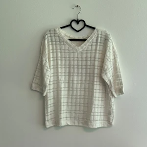 Zara t-shirt - Från zara, super fin! 