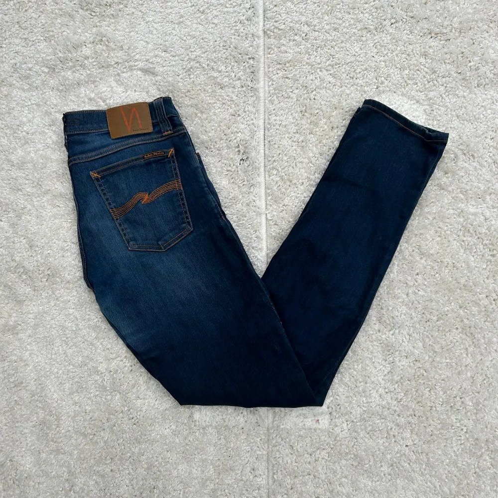 Nudie jeans || Mycket bra skick, bara några små fläckar men som går bort i tvätten || Köp sker via plick eller Swish || Rabatt vid köp av flera plagg ||  Mvh, jeansfabriken  (7). Jeans & Byxor.