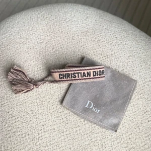 Christian Dior armband - Äkta Friendship Bracelet från Christian Dior i väldigt fint skick, säljer bara för att det tyvärr inte kommer till användning 💕 medföljer gör dustbag och box, boxen har tecken på användning. Ge gärna prisförslag ⚡️