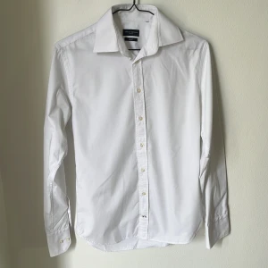 Skjorta - Vit skjorta från Atlas Design. Endast använd 1 gång. Slim fit strl. S