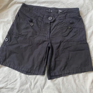 Svarta cargoshorts - Svarta cargoliknande shorts, bra skick! 