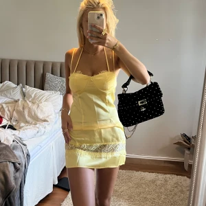 Klänning  - Säljer denna klänning från boohoo med prislappen kvar 💕 jag tycker de är snyggare och vika upp klänningen, men på bild 2 ser ni den när den ej är uppvikt 🤗(går att ta bort ena banden där uppe på klänningen)