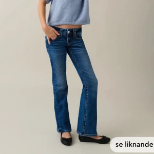 low waist jeans - Säljer mina blå low waist jeans från Young Gina storlek 170, som jag inte har till användning, därför jag säljer de 💗 köpta för runt 4 månader sedan för 349kr och säljer för 200kr men endast använda max två gånger ❤️ priset kan som alltid diskuteras ❤️