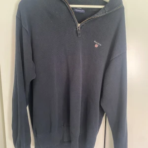 Gant half zip - Säljer min gant tröja som är i bra skick. Tröjan är i storlek M men kan även passa L. Skriv vid funderingar. 