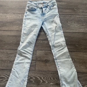 Low waist jeans  - Low waist jeans från bik bok säljer för 120kr 🌟Är i storlek XS🌟