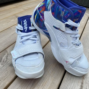 Nike Zion 1 - Ett par knappt använda basketskor i skick 9,5/10. De är ett par skor med riktigt bra stabilitet runt vristen och har utmärkt dämpning vid landning efter upphoppet. Nypris på de här skorna är 949kr och jag säljer dem för 349kr. Frågor?, skriv då😉😇