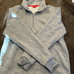 Quarter-Zip - Säljer denna snygga quarter-zip. Säljer då den inte passar längre! Aldrig använd. Nypris 800kr! Hör av er vid minsta fundering🤩