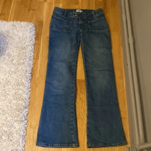 Lågmidjade Boytcut jeans (oanvända  - Sparsamt använd köptes för 400 kom aldrig  till användning de är slutsålda ) storlek o längd ser ni på bild 3  jag är 170 kommer till fötterna på mig 
