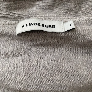J.lindeberg knapp cardigan  - Skick 8/10, nypris: 1800, men den finns på rea nu för 900 och av den anledningen säljs väldigt billigt