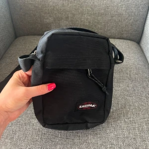 Eastpak väska - Crossbody väska i nyskick. 