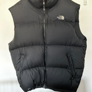 The North Face Väst - Puffer/Dunväst från The North Face Sitter som L/XL Bra skick, nypris ca 1500kr Kan skickas eller lämnas i Malmö