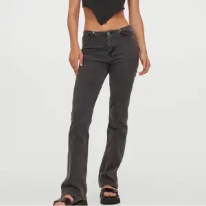 Säljer mina lågmidjade bootcut jeans från H&M! De har en defekt som ni kan se på 4e och 5e bilden, (DEN FÖRSTA TRE BILDERNA ÄR EJ MINA BILDER) skriv i privat för frågor!❤️