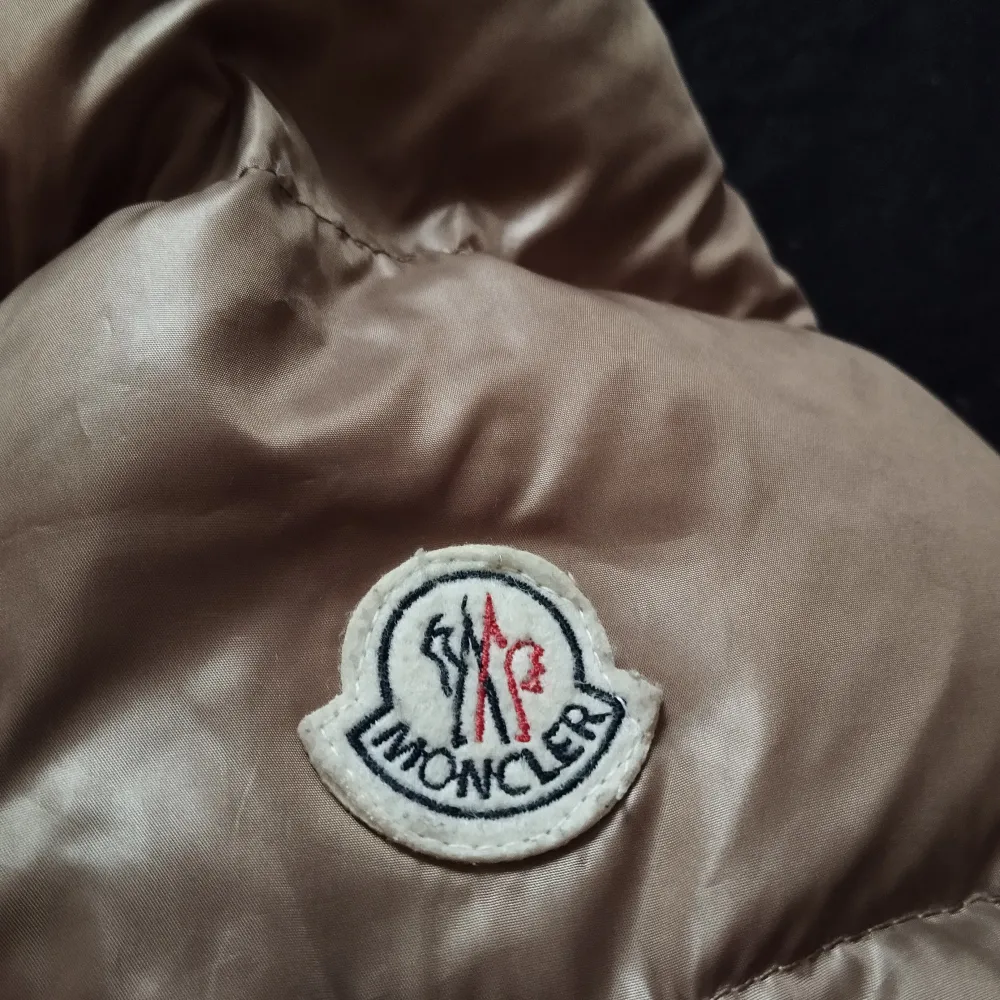 Säljer tjejens Moncler vinterjacka i storlek 3, färgen är guldig/beige med päls som även går att ta av, och jackan sträcker sig ner till knäna vilket är väldigt skönt! Dragkedjan är tyvärr paj men går att lösa för typ 200:- skickar gärna mer bilder👍. Jackor.