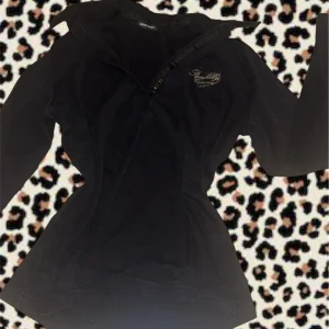 Snygg topp  - Jätte snygg topp. Passar S/M. Inga fläckar eller hål💘 nån liten kristall har åkt av men de är inget som syns.😇 skriv om ni har frågor! Lägg gärna prisförslag😊