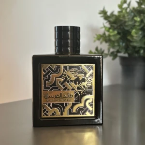 Lattafa qaed al fursan - Säljer denna fina sommar parfym som luktar väldigt mycket ananas och goda frukter. Väldigt bra för sommaren. Säljs för att jag vill prova nytt. 90/90ml. Kom vid frågor eller så. Fraktar snabbt.  Köpte för ca 300kr