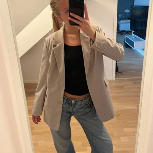 Beige kavaj - Riktigt snygg overaized beige kostym jacka. Är i storlek Xs men jag bär vanligtvis S så den är stor i storleken. Säljer pågrund av att den inte används tyvärr. Den är aldrig använd och är i nyskick!💕