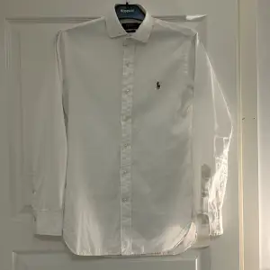 Säljer min vita ralph lauren skjorta i strl S!🍾 Skjortan är i 9/10 skick och passar perfekt när du måste vara finklädd men också för casuall outfits🤩! Nypriset ligger runt 1600kr och mitt pris är på 349kr🤑 Skriv om ni har några funderingar😀