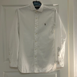 Ralph Lauren Skjorta - Säljer min vita ralph lauren skjorta i strl S!🍾 Skjortan är i 9/10 skick och passar perfekt när du måste vara finklädd men också för casuall outfits🤩! Nypriset ligger runt 1600kr och mitt pris är på 349kr🤑 Skriv om ni har några funderingar😀
