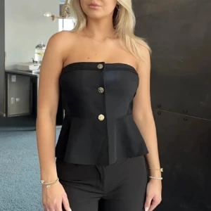 Tubtopp - Säljer denna tubtopp från VeroModa med gulliga knappar. Använd 1 gång så toppen är som ny💗💗  (2 första bilderna är lånade) Pris går att diskuteras🫶