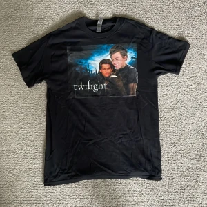 Larry twilight T-shirt  - Svart t-shirt med Larry tryck. Aldrig använd.