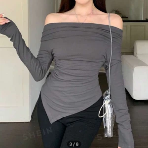 Off shoulder topp - En grå off-shoulder topp. Materialet är stretchigt och bekvämt. Knappt använt och helt ny🫶🏼
