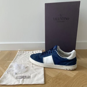 Valentino flycrews - Säljer nu ett till par flycrews i storlek 43! Endast tre nitar saknas! Tillkommer box, dustbag och 2 extra original nitar!! Det är bara att höra av er vid minstal lilla fråga!