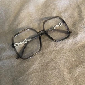 Cosplay accessoar  - Plast solglasögon utan ”sol” för får inte använda ordet haha. Säljer då de inte kommer till användning, onesize. 