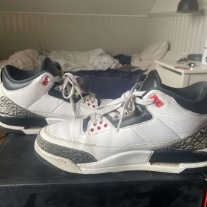 Jordan 3 - Storlek 45, använda men ej trasiga!😊 Pris kan diskuteras vid snabb affär!