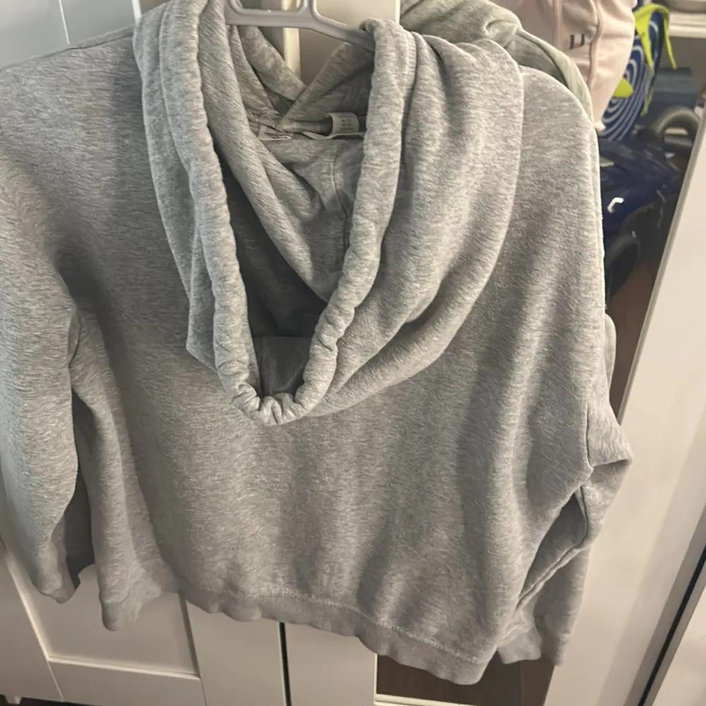 Grå hoodie, från H&M. Storlek XS. Bara använt några gånger ananrs helt okej.. Hoodies.