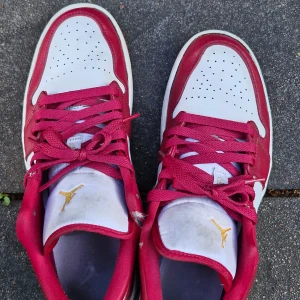 Jordan 1 low cardinal red - Ett par med jordan 1 low cardinal red. Dom hsr använts rätt mycket för länge sen. Nypris är 2400. Anledning till att jag säljer dom är att jag inte amvänder dom längre ochbdom är försmå. Orginal box med kvitto och restocks lapp medföljer.