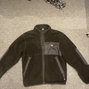 Jacka svart - Märke dickies  Färg svart Typ av plagg fleace jacka  Vid snabb affär löser jag billigare pris 