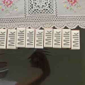 MILK BRONZER STICK  - Hej jag säljer milk bronzer stick.(HELT NYA) OCH HELT OANVÄNDA PRUDUKTER!!! PRIS (190) Pris går att diskutera o.s.v  (Original pris ligger på 279kr) vilket betyder att jag säljer för mer än 30%❤️ Om du väljer INSTABOX ÄR DET INGEN KOSMAD FÖR FRAKT. 